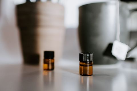 橙色和黑色玻璃容器