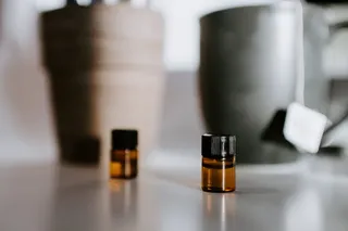 橙色和黑色玻璃容器