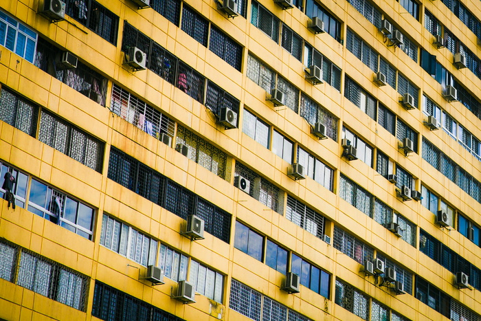 建筑，黄色，建筑，基础设施，设施，空调，窗户，建筑结构