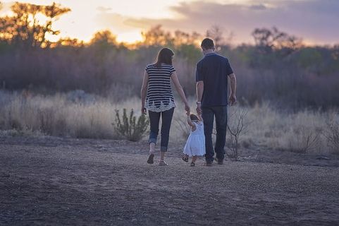 日落时散步的男人、女人和女孩 日落时散步的男人、女人和女孩