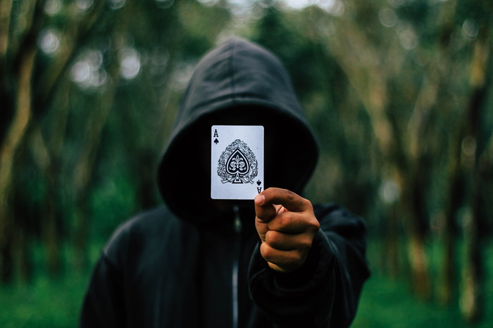 王牌，纸牌，戴兜帽，兜帽，男人，成人，模糊，黑暗