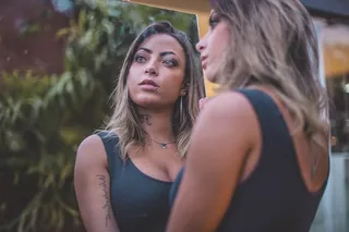 女人站在镜子前的照片