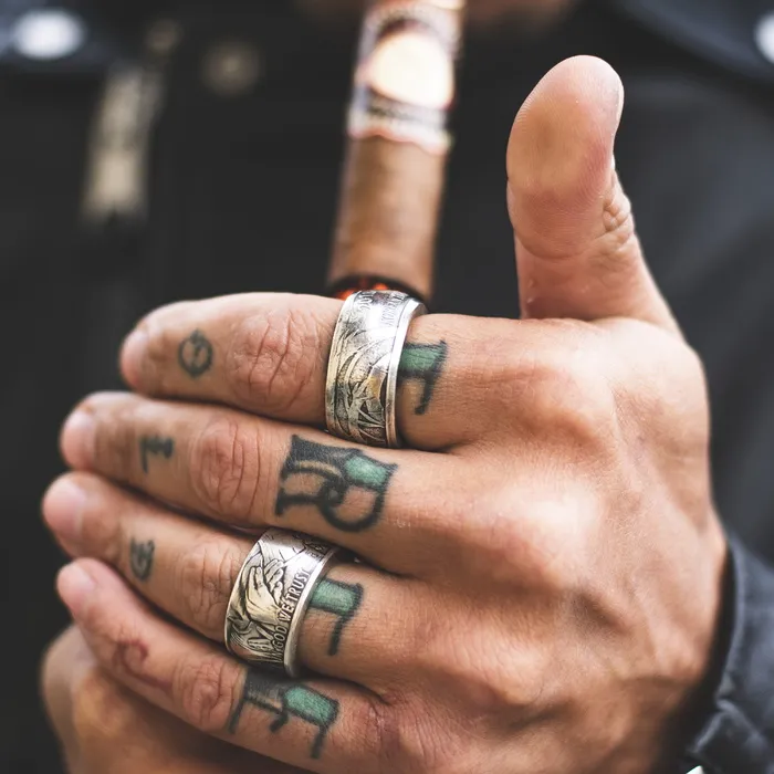 戴银色戒指的人的浅焦点摄影