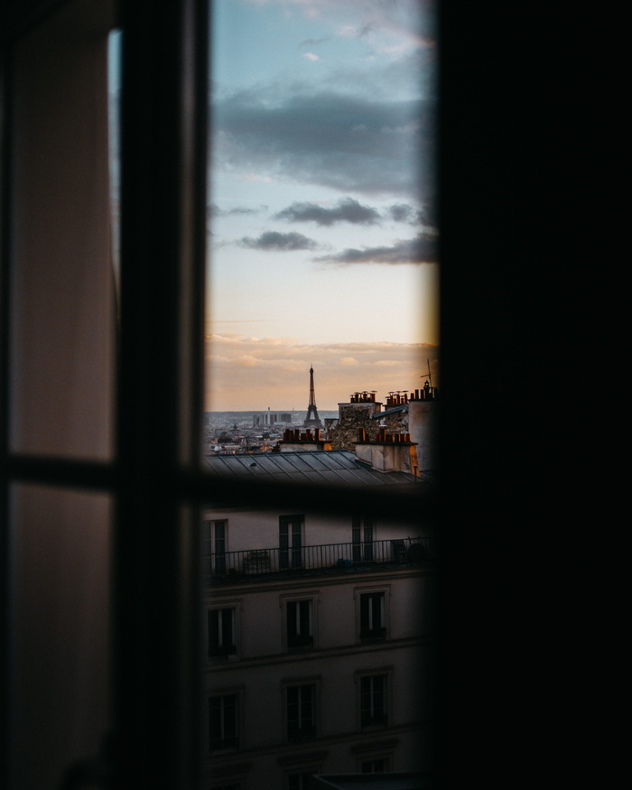 透过窗户可以看到白色的房子