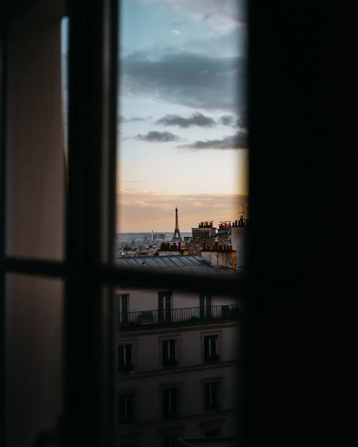 透过窗户可以看到白色的房子