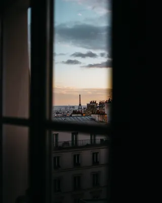 透过窗户可以看到白色的房子