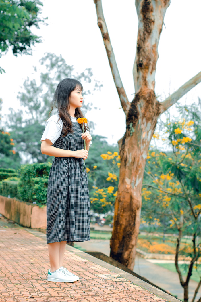 举着橘瓣花的女人的选择性聚焦摄影