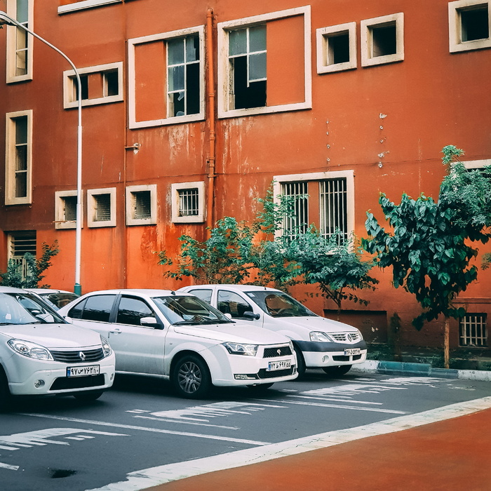 沥青路面上的三辆车