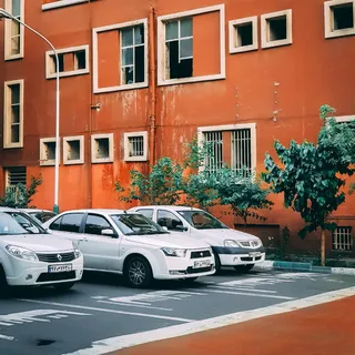 沥青路面上的三辆车