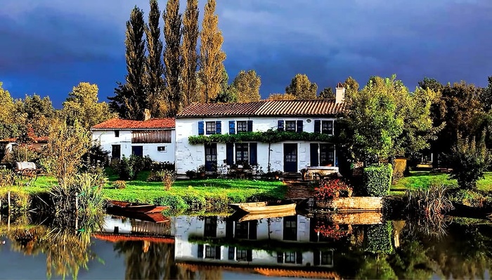 建筑，蓝天，小船，划船，小船，建筑，日光，破败