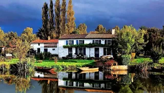 建筑，蓝天，小船，划船，小船，建筑，日光，破败