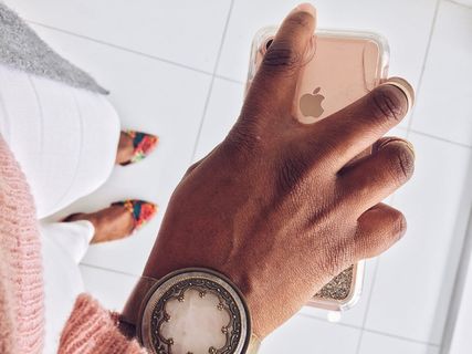手持玫瑰金iPhone的人 手持玫瑰金iPhone的人