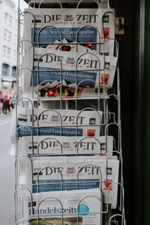 新闻纸架，人，人，文本，新闻稿，新闻稿架，新闻稿，新闻