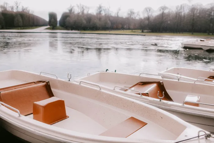 水体上的白色船只