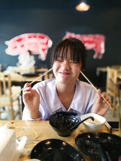 学生，享受，食物，只有女性，只有一名女性，只有一名年轻女性，一个人，前视图