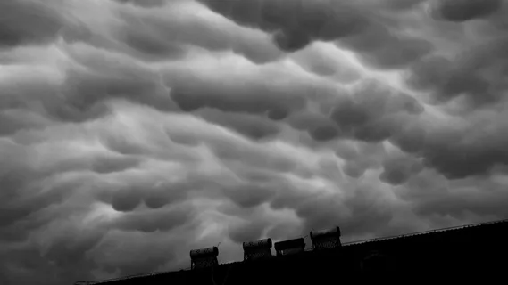 云-天空，天空，风暴，风暴云，建筑，建筑结构，阴天，建筑外部