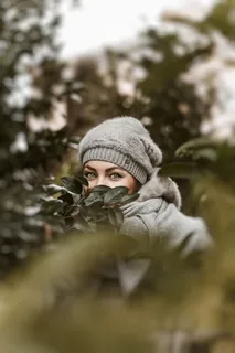 躲在植物后面的女人 躲在植物后面的女人