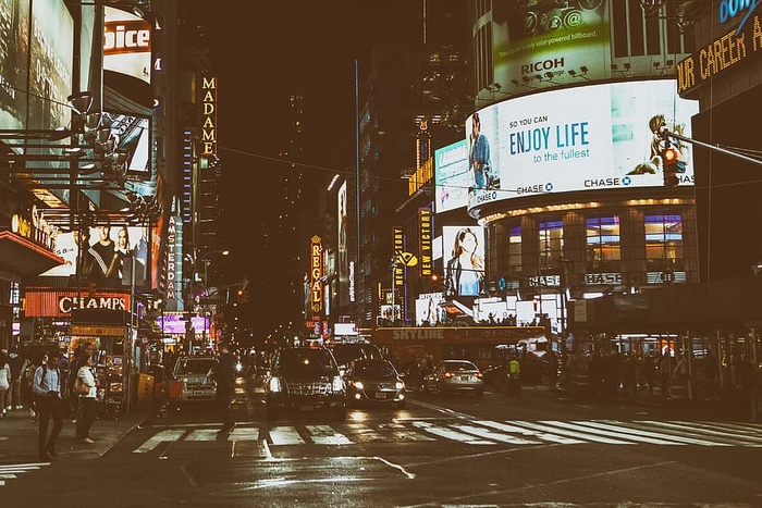 纽约曼哈顿时代广场附近的夜间街道拍摄