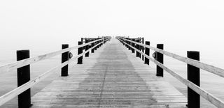 瑞典、特雷勒堡、特雷勒堡-达拉巴特、码头、大海、黑白、薄雾、栏杆