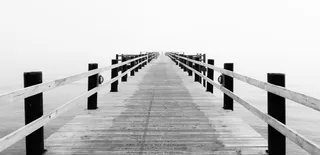 瑞典、特雷勒堡、特雷勒堡-达拉巴特、码头、大海、黑白、薄雾、栏杆