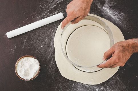 手持灰色钢架的人