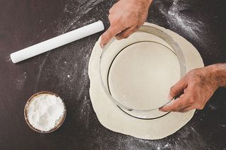 手持灰色钢架的人