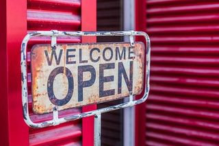 生锈的欢迎标志照片