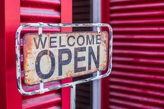 生锈的欢迎标志照片