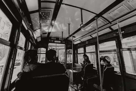 葡萄牙里斯本街头著名的复古黄色28有轨电车