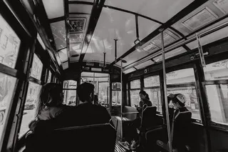 葡萄牙里斯本街头著名的复古黄色28有轨电车