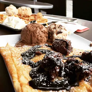 巧克力熔岩蛋糕和其他甜点。