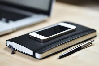 iPhone智能手机和笔记本电脑