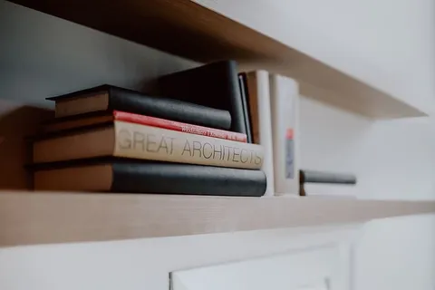 书架上的建筑书籍 书架上的建筑书籍