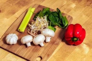 白蘑菇旁边的红甜椒