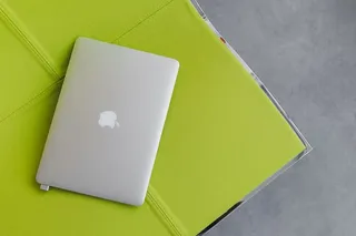 在石灰椅上的笔记本电脑上俯瞰