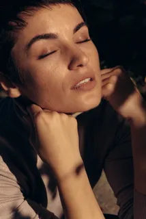 拿着衬衫领子的女人 拿着衬衫领子的女人
