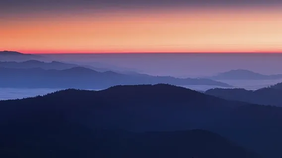 山地景观包括雾、日落、山、高地、云、天空、山顶、山脊 山地景观包括雾、日落、山、高地、云、天空、山顶、山脊