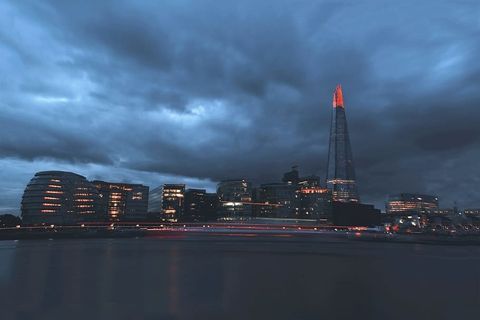 穆迪拍摄了黄昏时分多云的伦敦