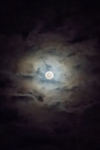 月亮、夜晚、天空、云、户外、风景、宁静、平流层