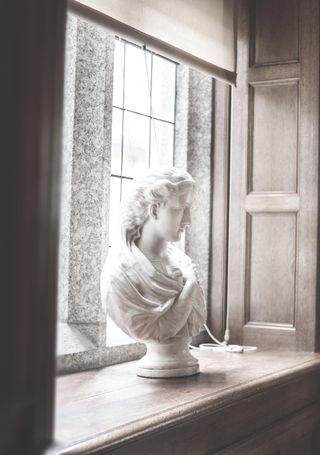 窗户附近雕塑照片