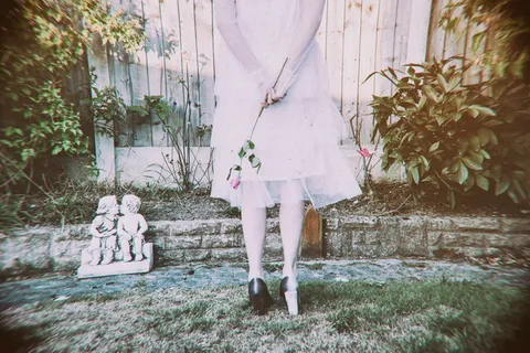 女人,白色连衣裙,花朵,背部,婚礼,连衣裙,花园,玫瑰 女人,白色连衣裙,花朵,背部,婚礼,连衣裙,花园,玫瑰