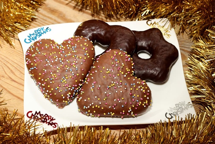 胡椒蛋糕，巧克力，链球菌，五颜六色，盘子，圣诞节，装饰，蜡烛