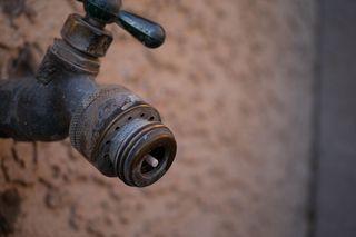 室内，水槽，消防栓，消火栓，水龙头，水槽水龙头，青铜，圆筒