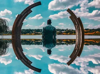 站在水体附近的男子