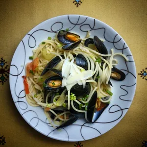 海鲜、蛤蜊、贻贝、意大利面、食品、晚餐、食品和饮料、盘子