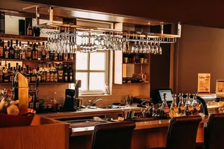 酒精、建筑、酒吧、商务、咖啡馆、椅子、当代、柜台