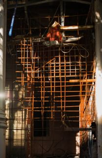 建筑，头盔，服装，安全帽，服装，脚手架，灯，屏幕