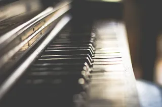 钢琴键的选择性聚焦摄影