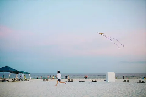 男人,奔跑,白色,沙滩,晴朗,天空,风筝,海滩 男人,奔跑,白色,沙滩,晴朗,天空,风筝,海滩