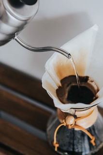 在Chemex中倒入热水